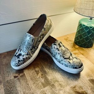 Time and Tru Women’s size 7.5 animal print sneaker